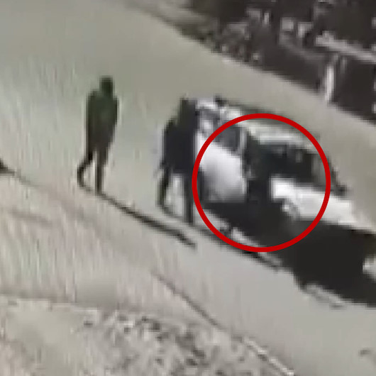 Genç kıza çarptıktan sonra yoluna devam eden sürücü kamerada